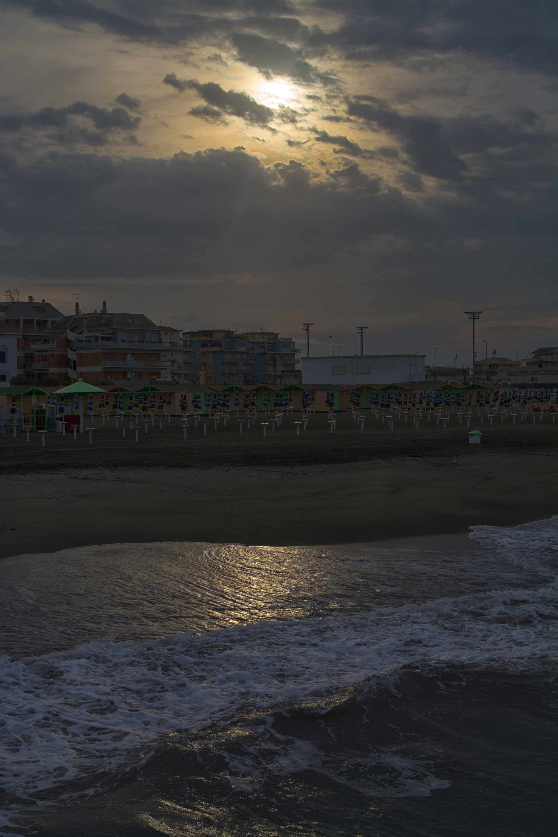 Perch ad Ostia si vede l''alba sul mare?